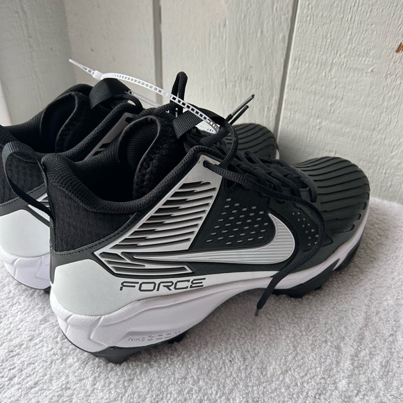 Nike Men\'s Black and White Athletic Cleats Size 13 main image 5